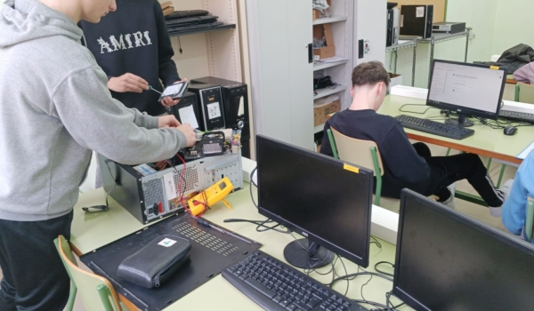 Taller de desmontaje y montaje de ordenadores en la asignatura de Informática (1º Bachillerato)